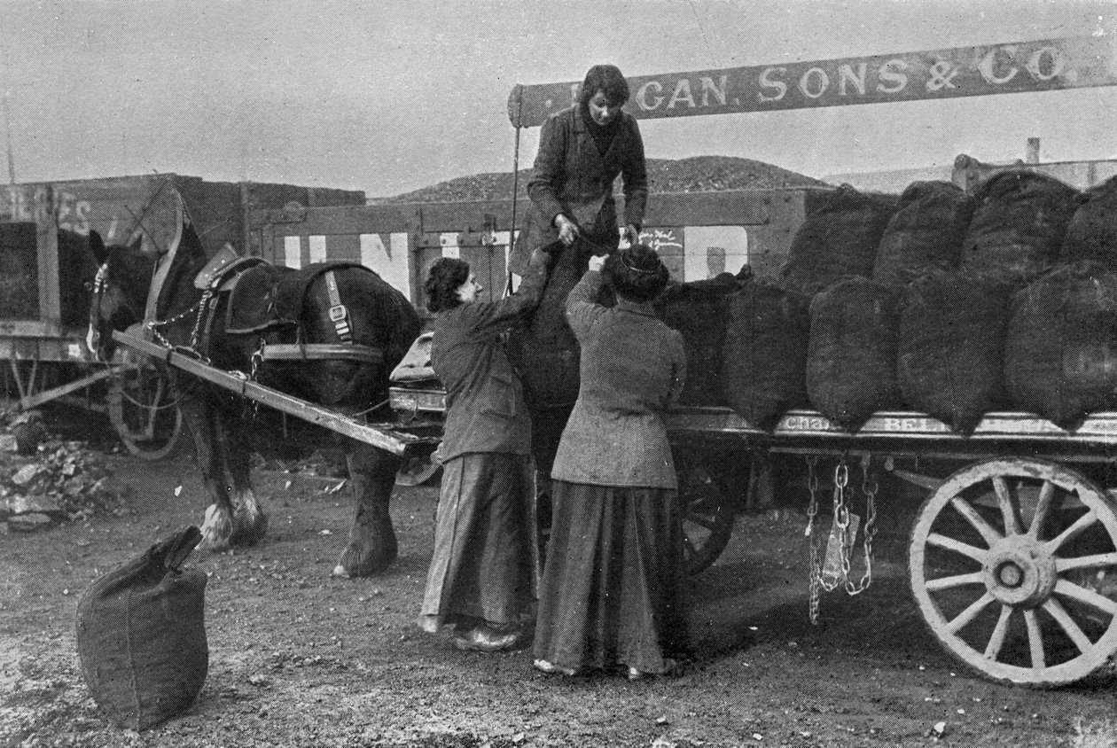 Kömür İşçileri Olarak Kadınlar, Savaş Ofisi fotoğrafları, 1916 by English Photographer