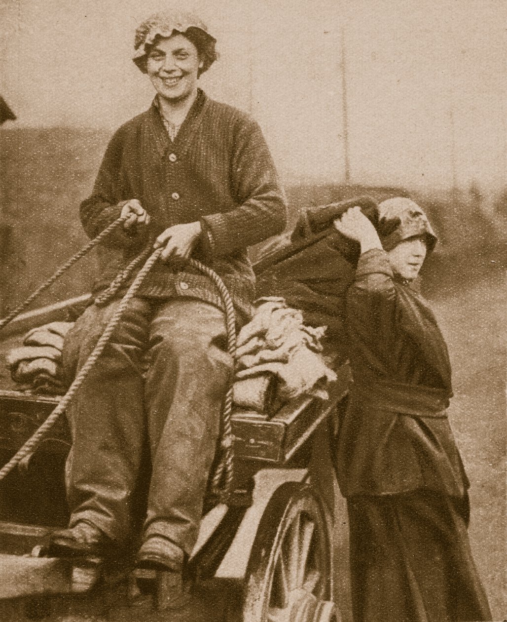 Araba süren kadın iş gücü, 1914-19 by English Photographer