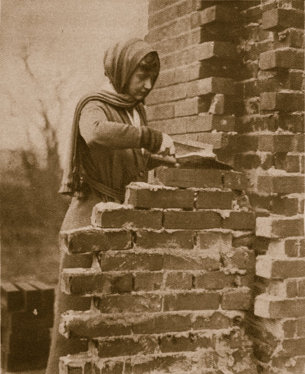 Bir tuğla duvar ören kadın işgücü, 1914-19 by English Photographer