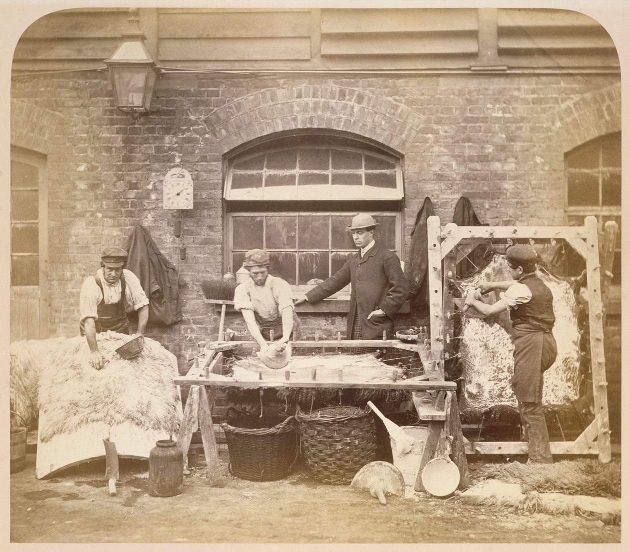 Koyun postundan kilim yapan işçiler, c.1861-62 (sepya fotoğraf) (ayrıca bkz. 221845) by English Photographer