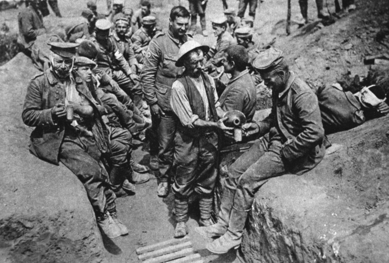 Yaralı Alman mahkumlar: Su dağıtan bir asker, The Illustrated War News, 18 Ağustos 1916 by English Photographer