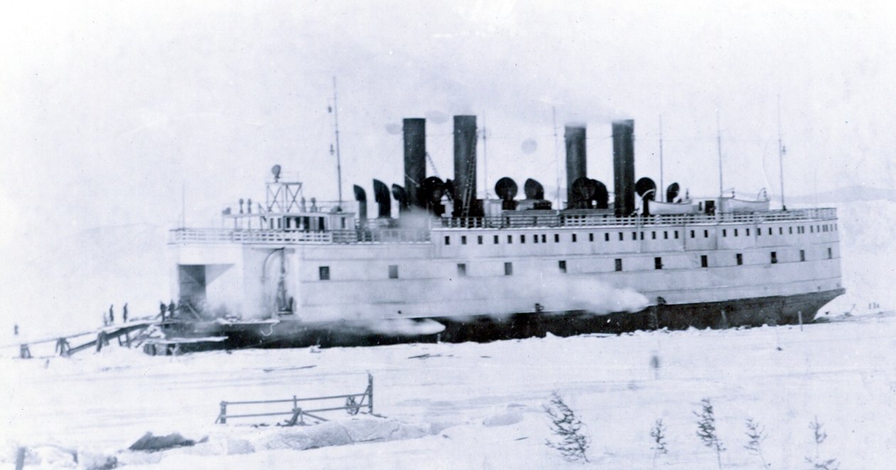 Bahçe no. 647, Baykal. Buz kırma tren vapuru Baykal buzda gösteriliyor by English Photographer
