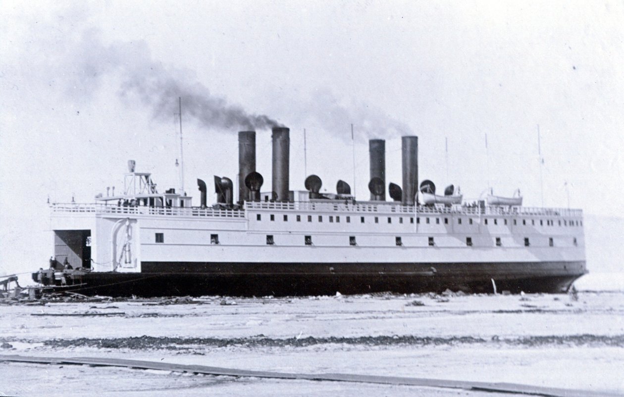 Bahçe no. 647, Baykal. Buz kırma tren vapuru Baykal buzda gösteriliyor by English Photographer