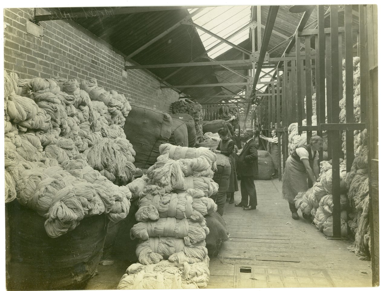 İplik mağazaları, halı fabrikası, 1923 by English Photographer