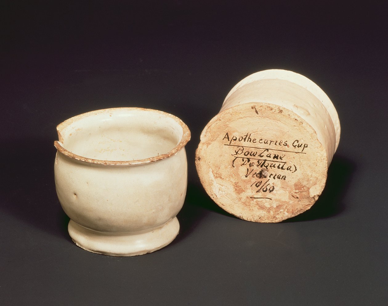 Eczacı kapları, Bow Lane, c.1630 (toprak kap) by English School