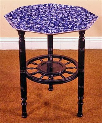 Minton tepsi üstü ile Sanat ve El Sanatları masası, c.1890 (seramik) by English School