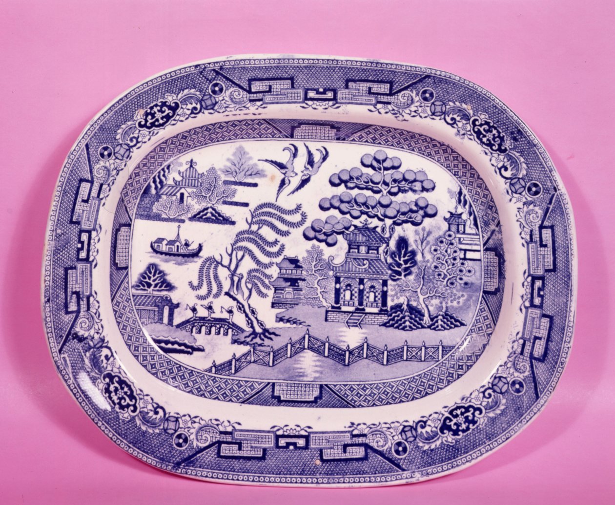 Mavi ve beyaz Söğüt desenli oval tabak (çömlek) by English School