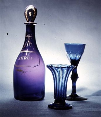 Mavi cam muhallebi kasesi, c.1760; mavi cam sürahi ve faset kesim gövdeli şarap bardağı, c.1780 (cam) by English School