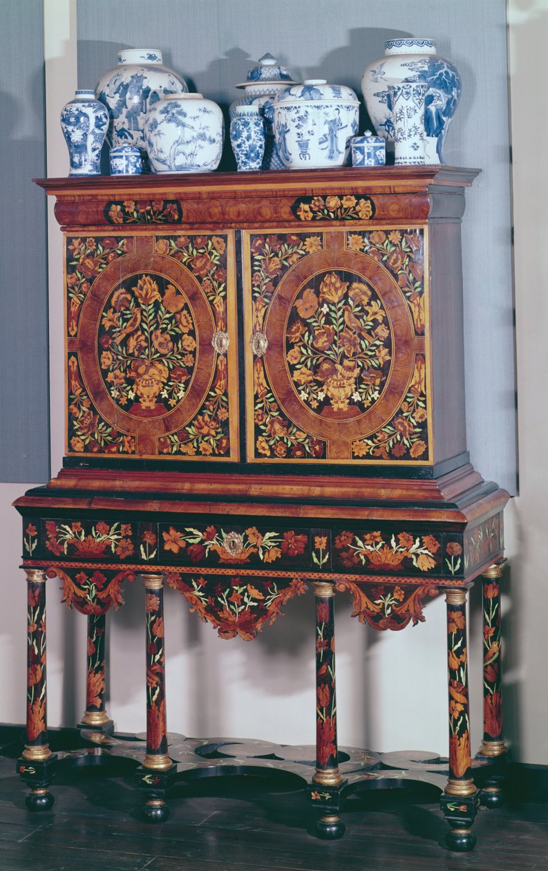 Stand üstü dolap, 1685-1700 (fildişi, abanoz ve diğer ağaçlardan çiçek desenli ceviz) by English School