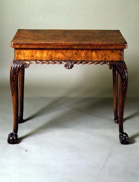 Top ve pençe ayaklı kart masası, c.1735 (ceviz) by English School