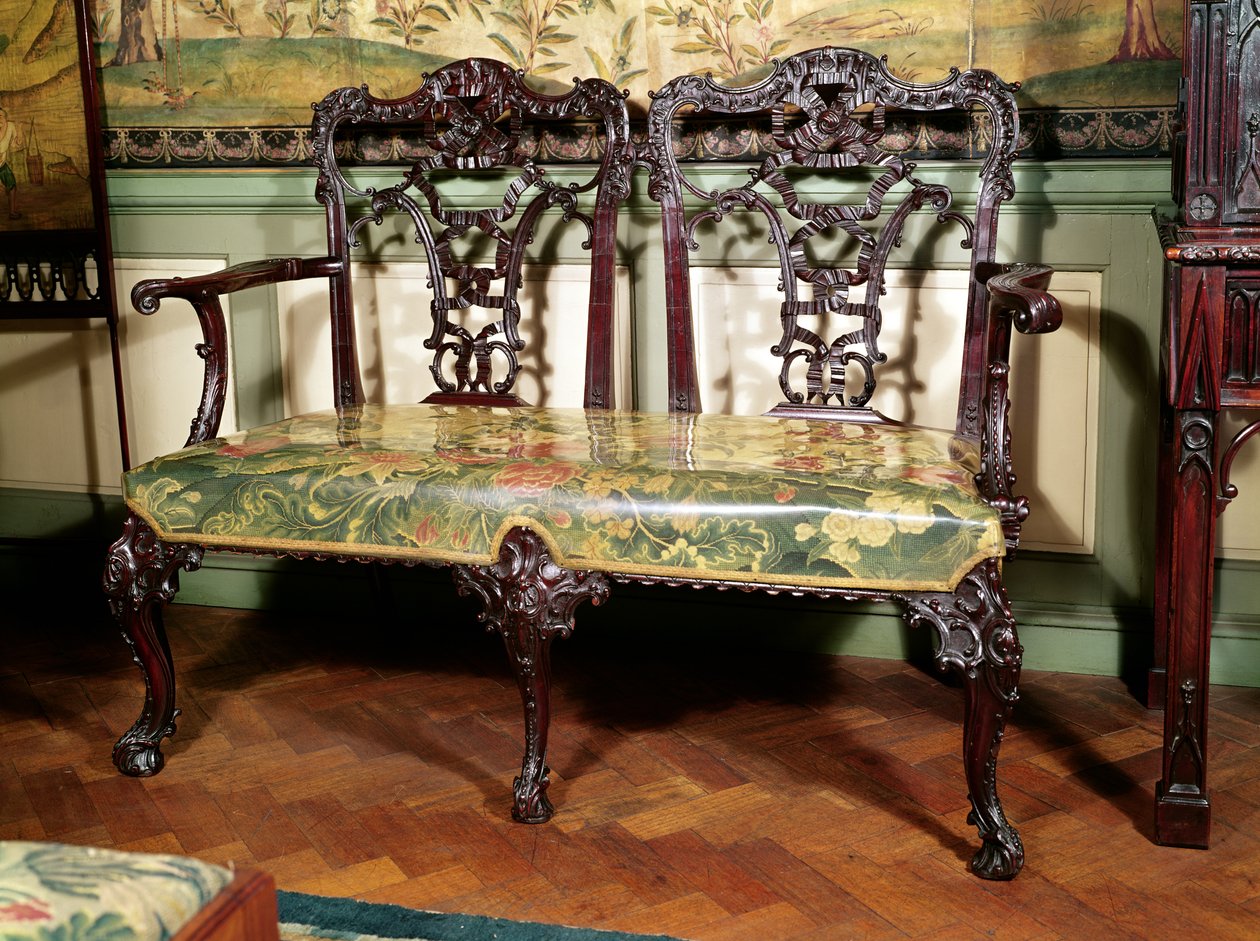 Oymalı kanepe, goblen koltuklu, Thomas Chippendale tasarımına benzer, 18. yüzyıl ortası (maun) by English School