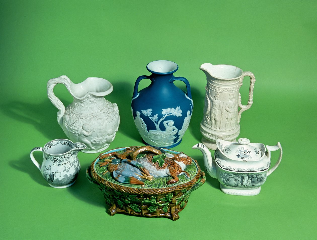 Wedgwood Viktorya dönemi çanak çömlek koleksiyonu; ve Portland vazo (seramik) kopyası dahil Viktorya dönemi çanak çömlekleri by English School
