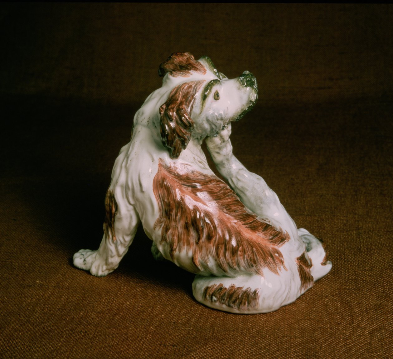 Derby King Charles spaniel figürü, Chelsea-Derby dönemi, c.1780 (porselen) by English School