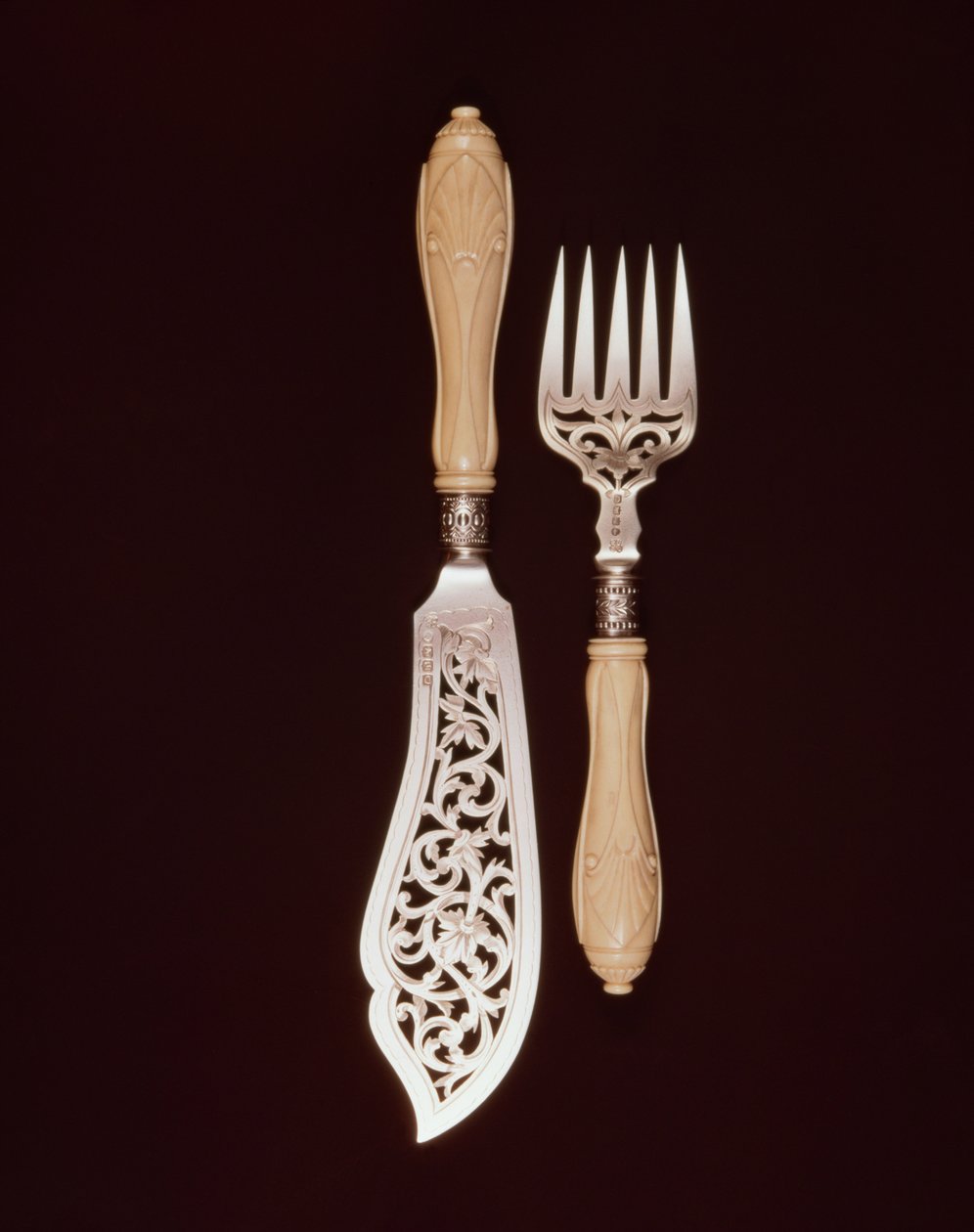 J.Whipple and Co., Exeter, 1880 (gümüş) tarafından oyulmuş fildişi kulplu balık sunucuları by English School