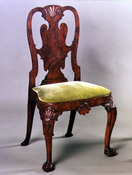George I yan koltuk, deniz kabuğu oymalı ve kabriole ayaklı, c.1720 (ceviz) by English School