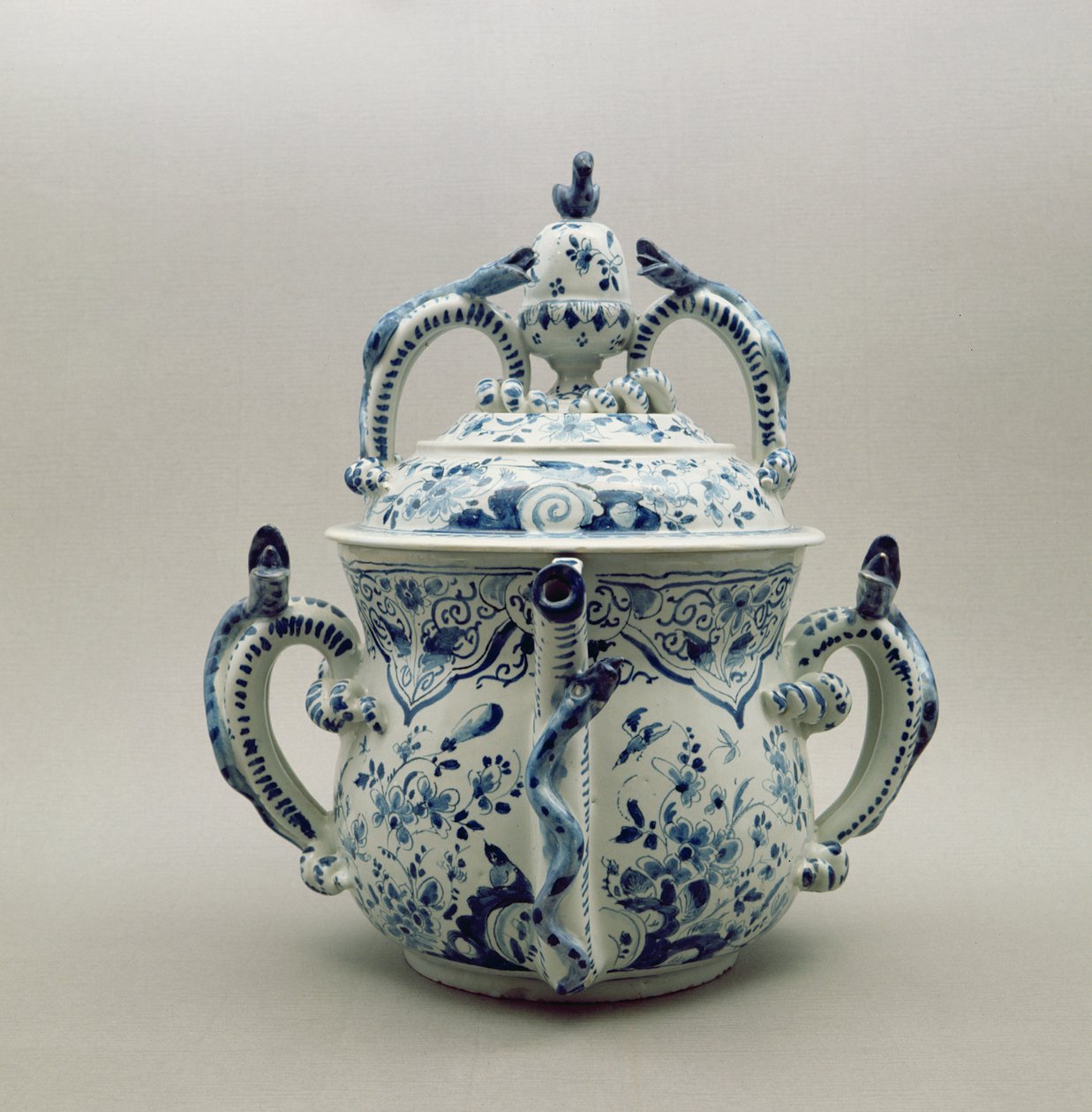 Lambeth Delftware posset saksı, mavi ve beyaz, c.1695 (seramik) by English School