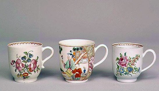 Liverpool kahve fincanı, c.1750-80; Lowestoft porselen kahve fincanı, 1778; Worcester porselen kahve fincanı, c.1750-70 by English School