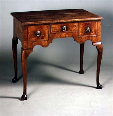 Cabrio bacaklı alçak çocuk, c.1715 (ceviz) by English School