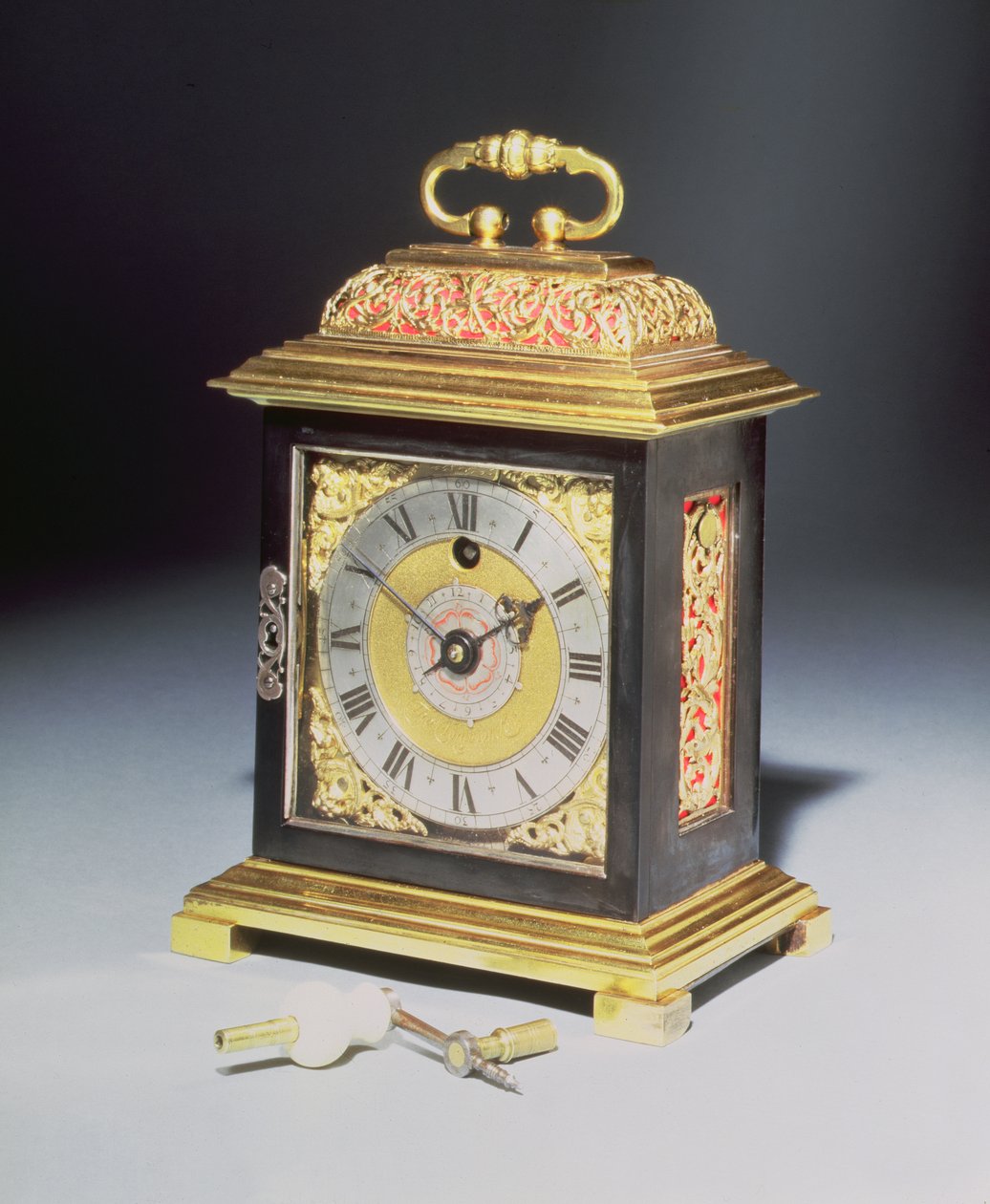 Maviye çalan çelik ve yaldızlı metal kasalı minyatür braket saati, Thomas Tompion (1639-1713), c.1710 by English School