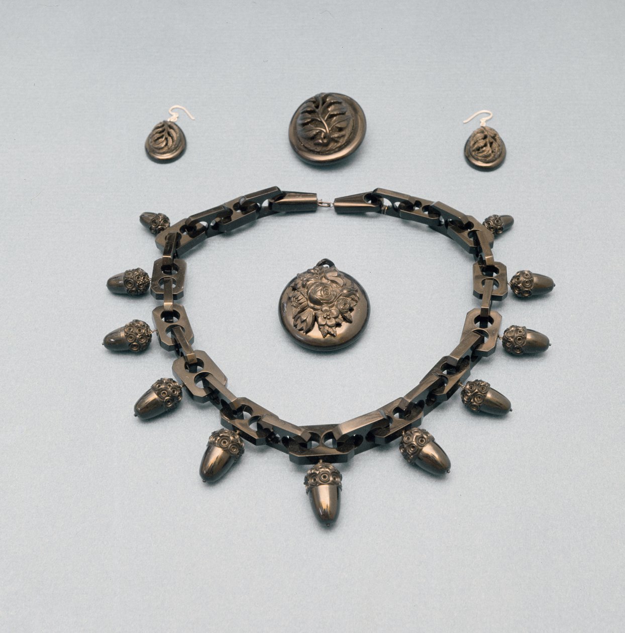 Kolye, küpeler, broş ve kolye ucu, 1870 dolayları (Whitby jet) by English School