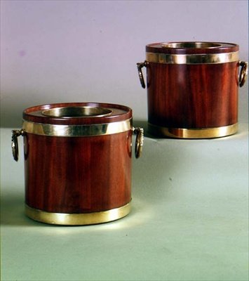 Pirinç kulplu bir çift yuvarlak şarap soğutucu, c.1765 (maun ve pirinç) by English School
