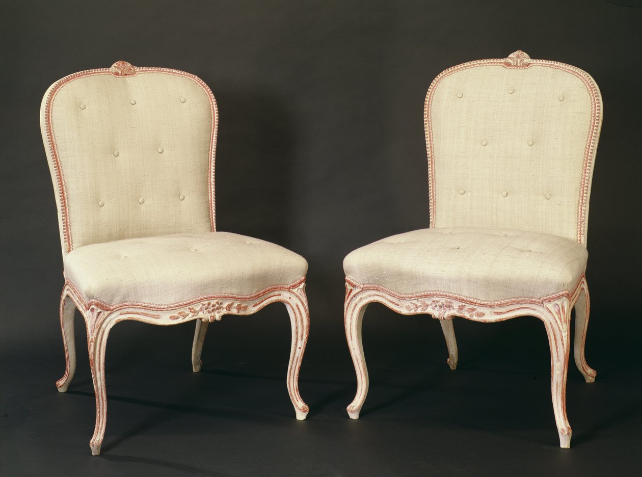 Fransız tarzında beyaz boyalı Hepplewhite sandalye çifti, c.1775 by English School