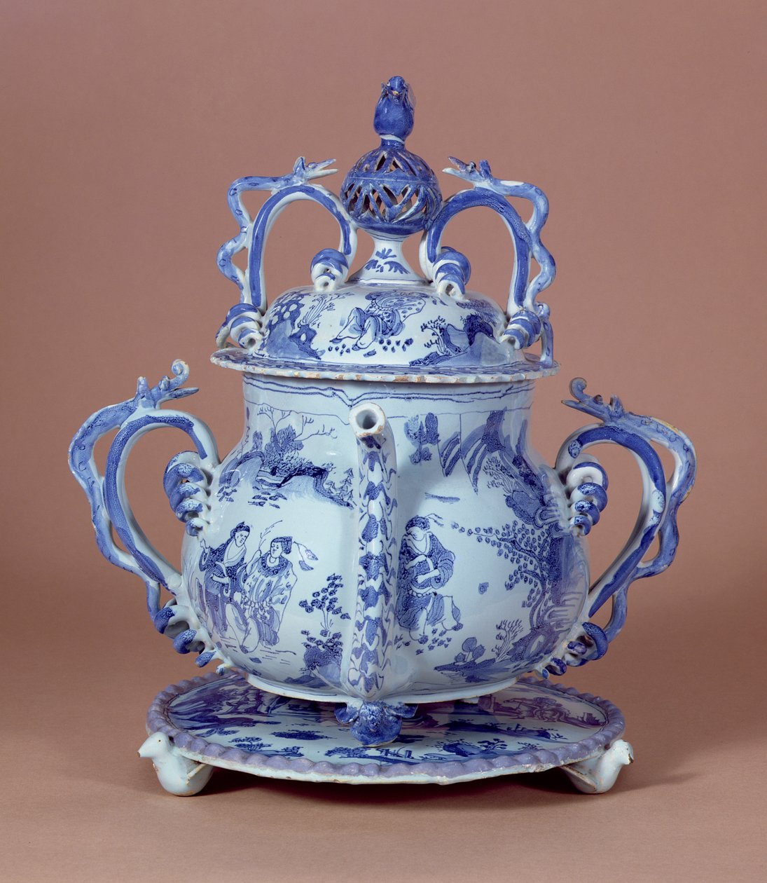 Posset Pot ve Stand, Bristol, 1685 (kalay sırlı çömlek) by English School