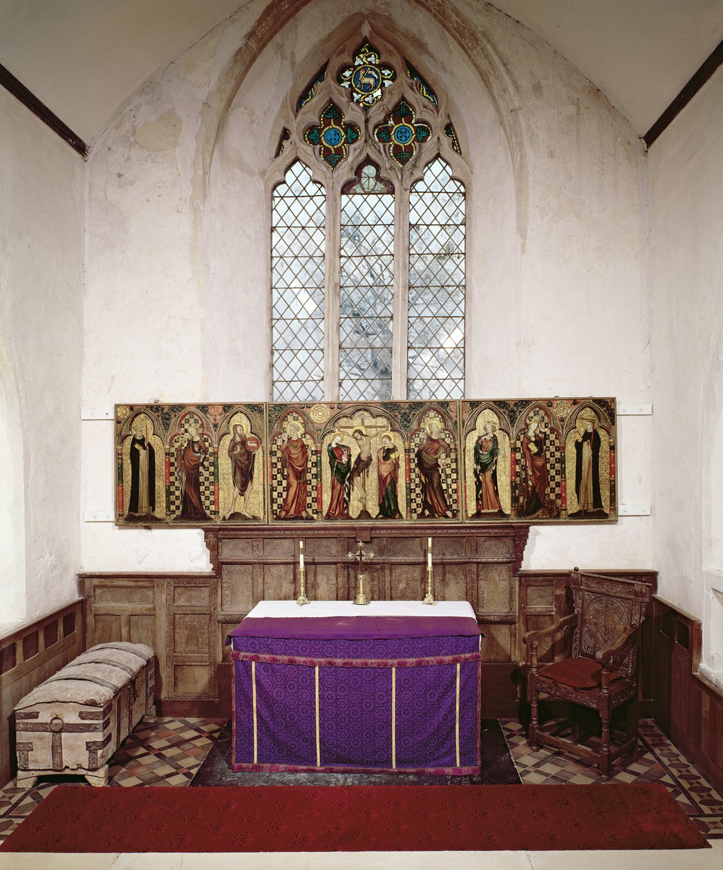 Sekiz Aziz ile Çarmıha Gerilmeyi betimleyen retable, c.1300 (panelde tempera ve altın varak) (ayrıca bkz. 394990) by English School