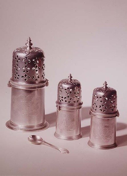 Francis Garthorne imzalı üç Charles II tekerlek seti; yonca hardal kaşığı; 1680-85 (gümüş) by English School