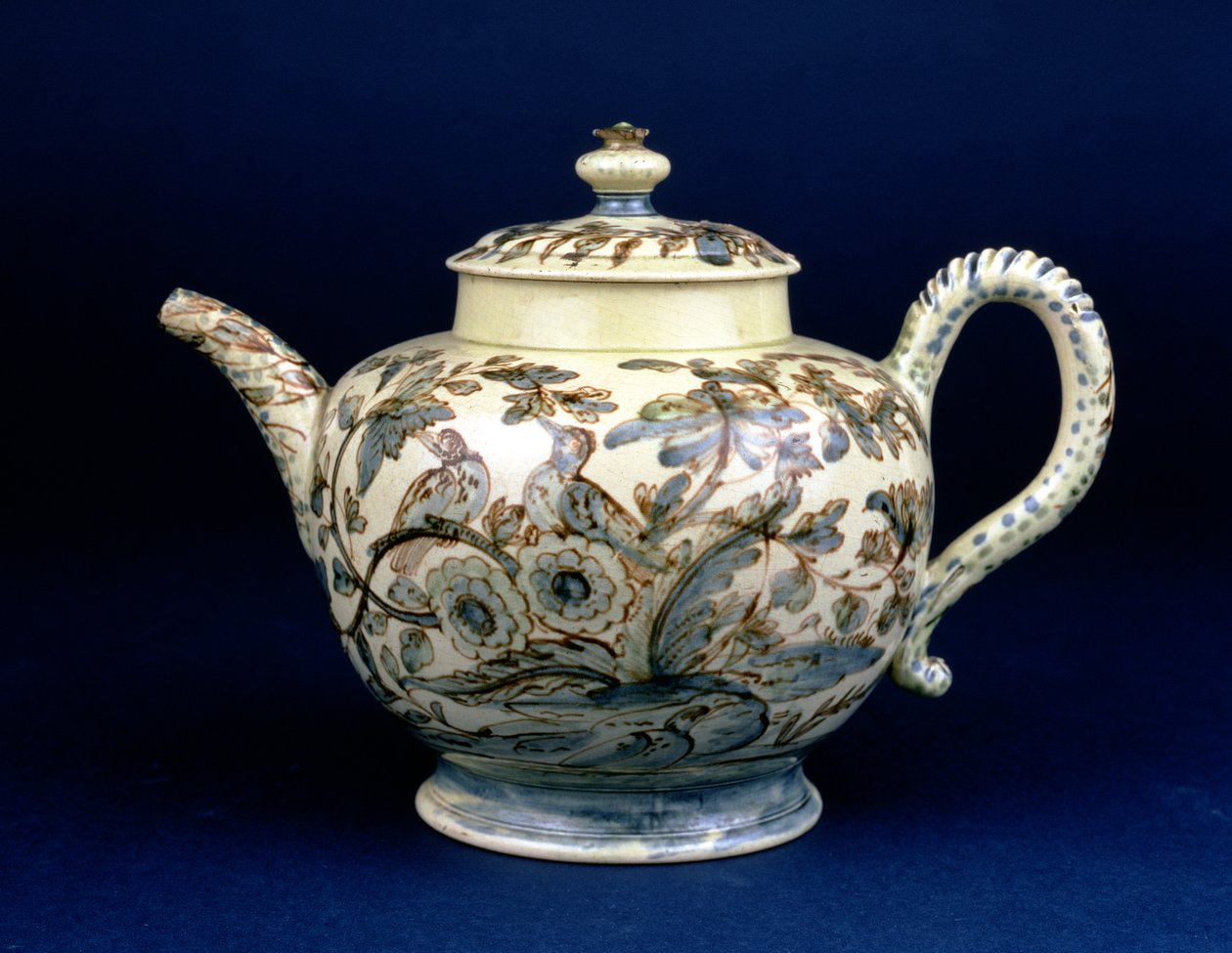 The Tunstall Çaydanlık olarak bilinen Staffordshire Creamware çaydanlık, doğuya özgü yeşilliklerde üç kuşla süslenmiş, kahverengimsi manganezle boyanmış, anahat F. Morg tarafından mavi ve yeşil sıraltıyla yükseltilmiş by English School