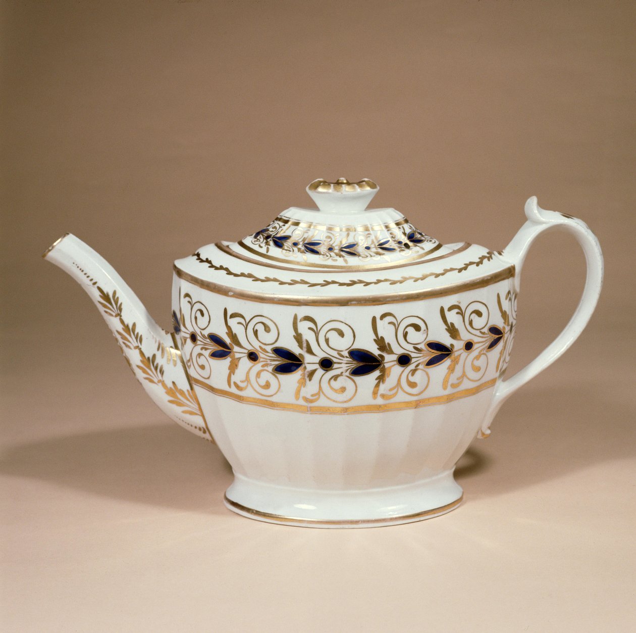 Staffordshire çaydanlık Miles Mason, yivli ve yaldızlı, 19. yüzyılın başlarında (seramik) by English School