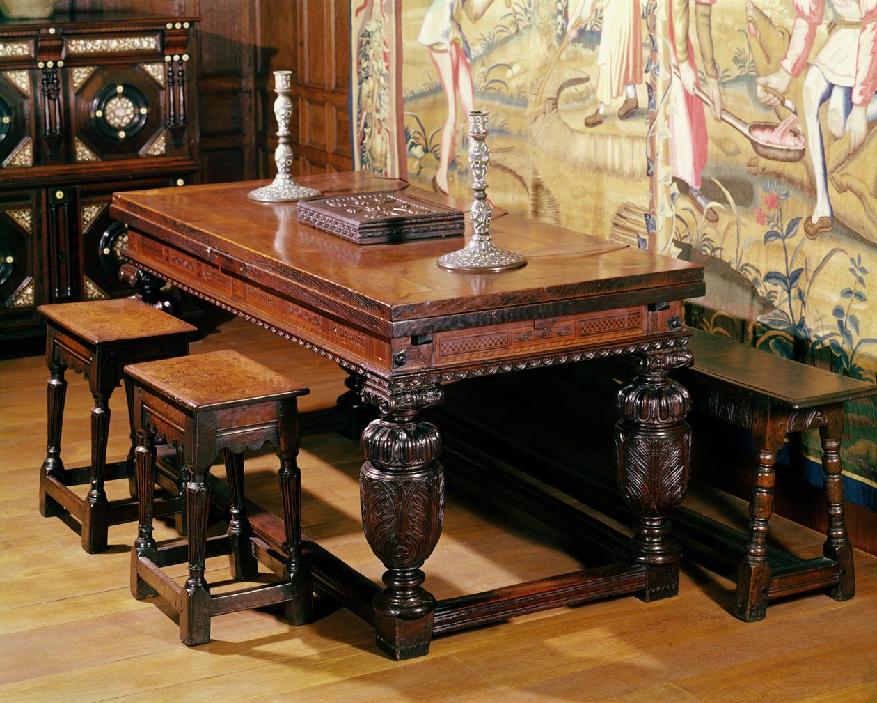 Bromley-by-Bow grubu olarak bilinen masa ve sandalyeler, c.1580 (meşe) by English School