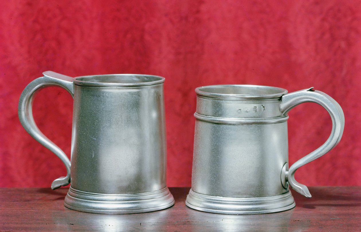 Tankards, soldan sağa: Timbrell ve Bentley of London, 1713; Nathaniel Locke, Londra, 1716 (gümüş) by English School