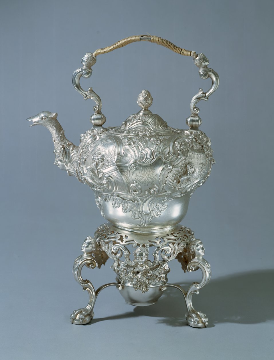 Yüksek rokoko tarzında çaydanlık Thomas Whipham, Londra, 1747-48 (gümüş) by English School