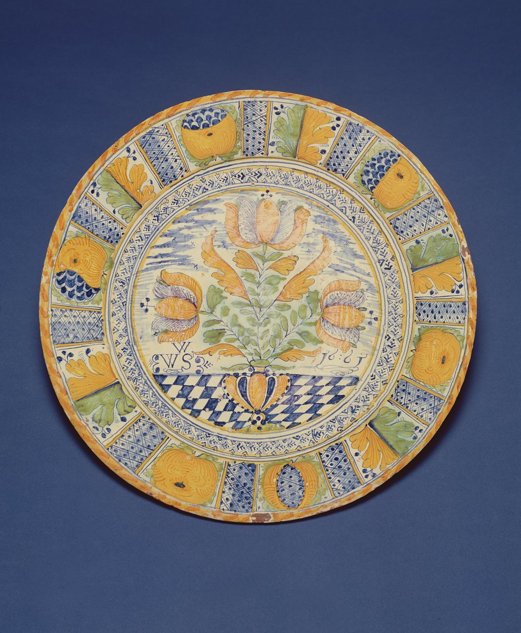 Tulip Charger, 1661 (kalay sırlı çanak çömlek) by English School