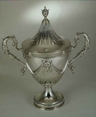 İki kulplu fincan ve kapak, tasarımında William Kent tarafından modellenmiştir, 1774 (gümüş yaldızlı) by English School