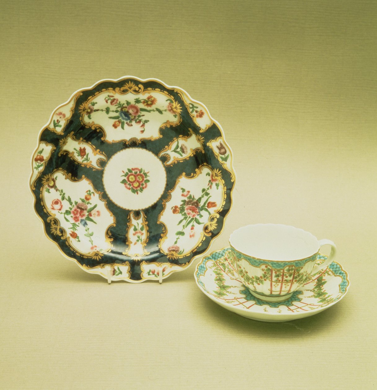 Ölçek mavisi süslemeli Worcester porselen tabak, 1768; şerbetçiotu süslemeli çay fincanı ve tabağı, 1770 dolayları (porselen) by English School