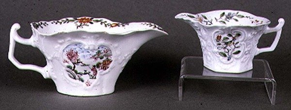 Worcester şekilli oval sos teknesi ve krema, emaye çok renkli dekor, c.1750-55 (seramik) by English School