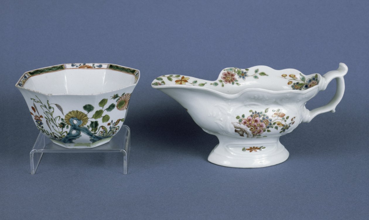 Worcester şekilli oval sos teknesi ve emaye süslemeli sekizgen kase, 1750-55 (seramik) by English School