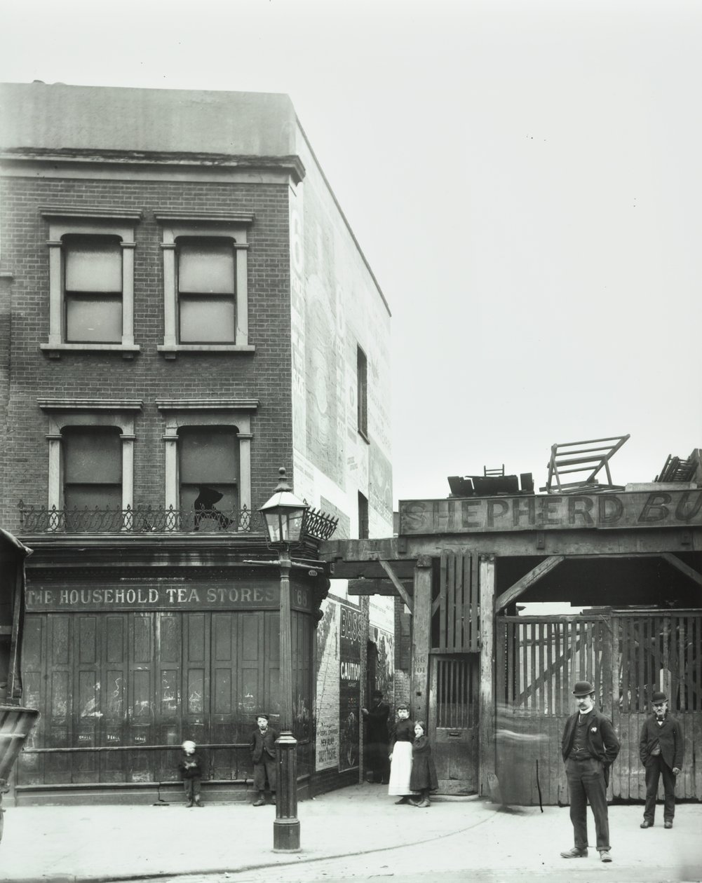 68 Bermondsey New Road: ön cephe, Londra, 1898 by English Photographer