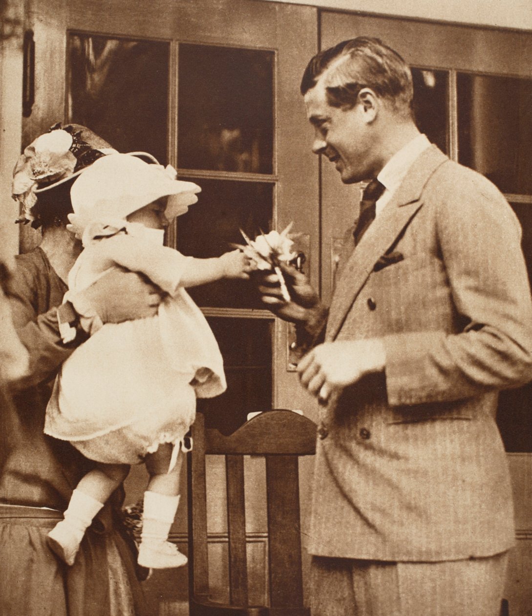 Bir Çocuk Elleri Kral Edward VIII, Enham Köy Merkezinde Bir Buket, 1926 by English Photographer