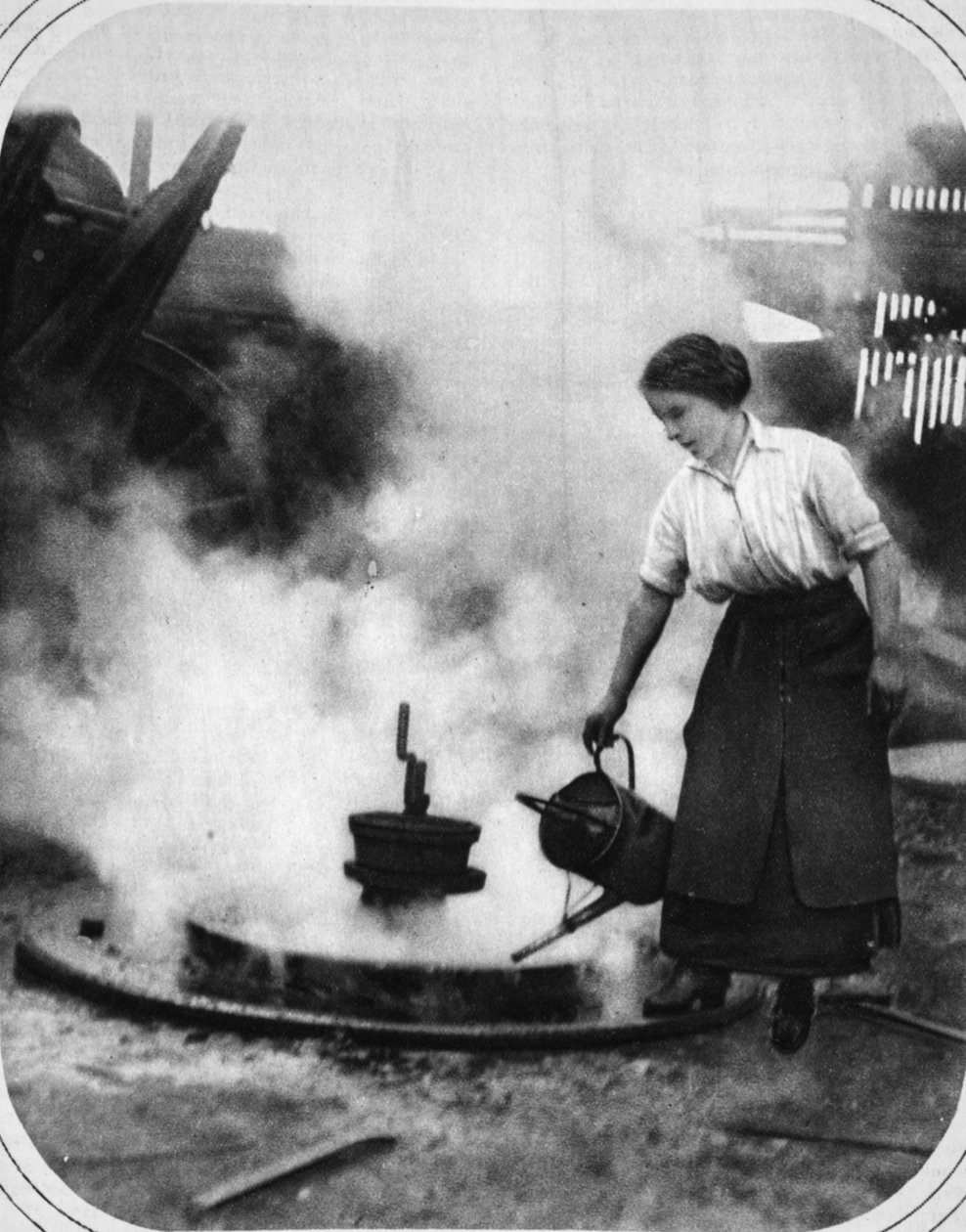 Savaş zamanında hazır bir yardımcı: Miss Edith Hawley tekerleği soğutuyor, The Illustrated War News
