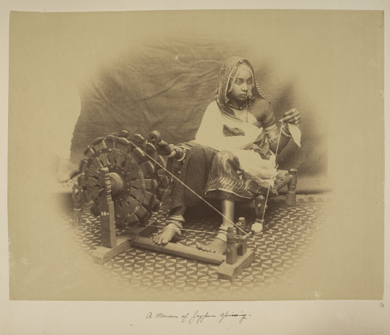 Jeypore iplikçiliğinden bir kadın, 1890 dolayları (s/b fotoğraf) by English Photographer