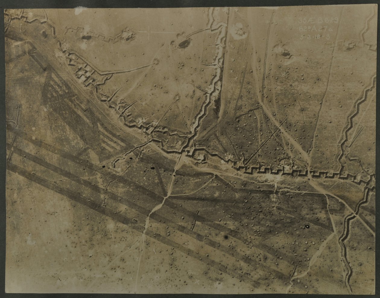 Birinci Dünya Savaşı siperleri ile hava fotoğrafı, 1918 by English Photographer
