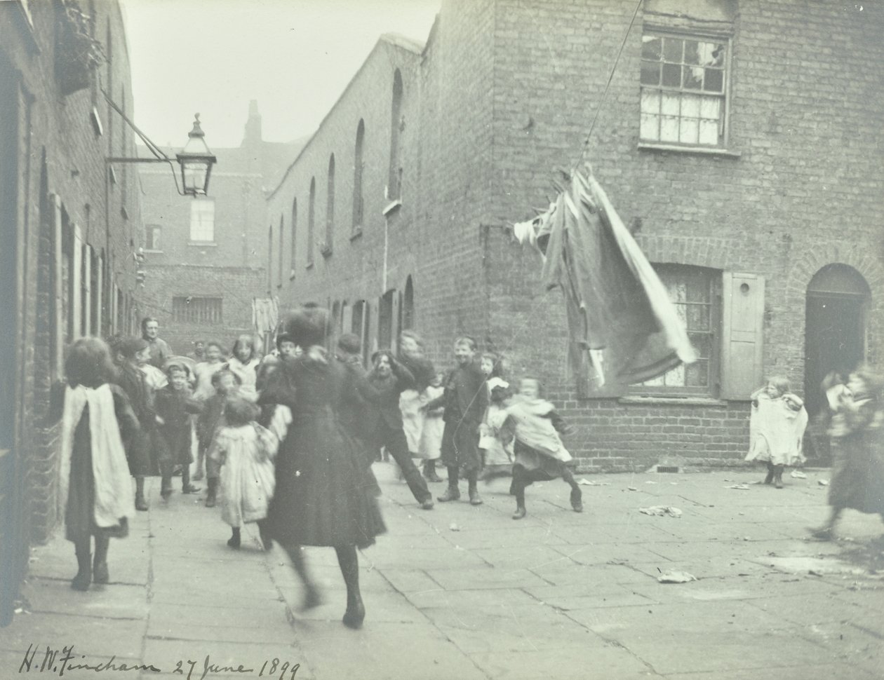 Piskoposlar Mahkemesi: genel görünüm, Londra, 1899 by English Photographer