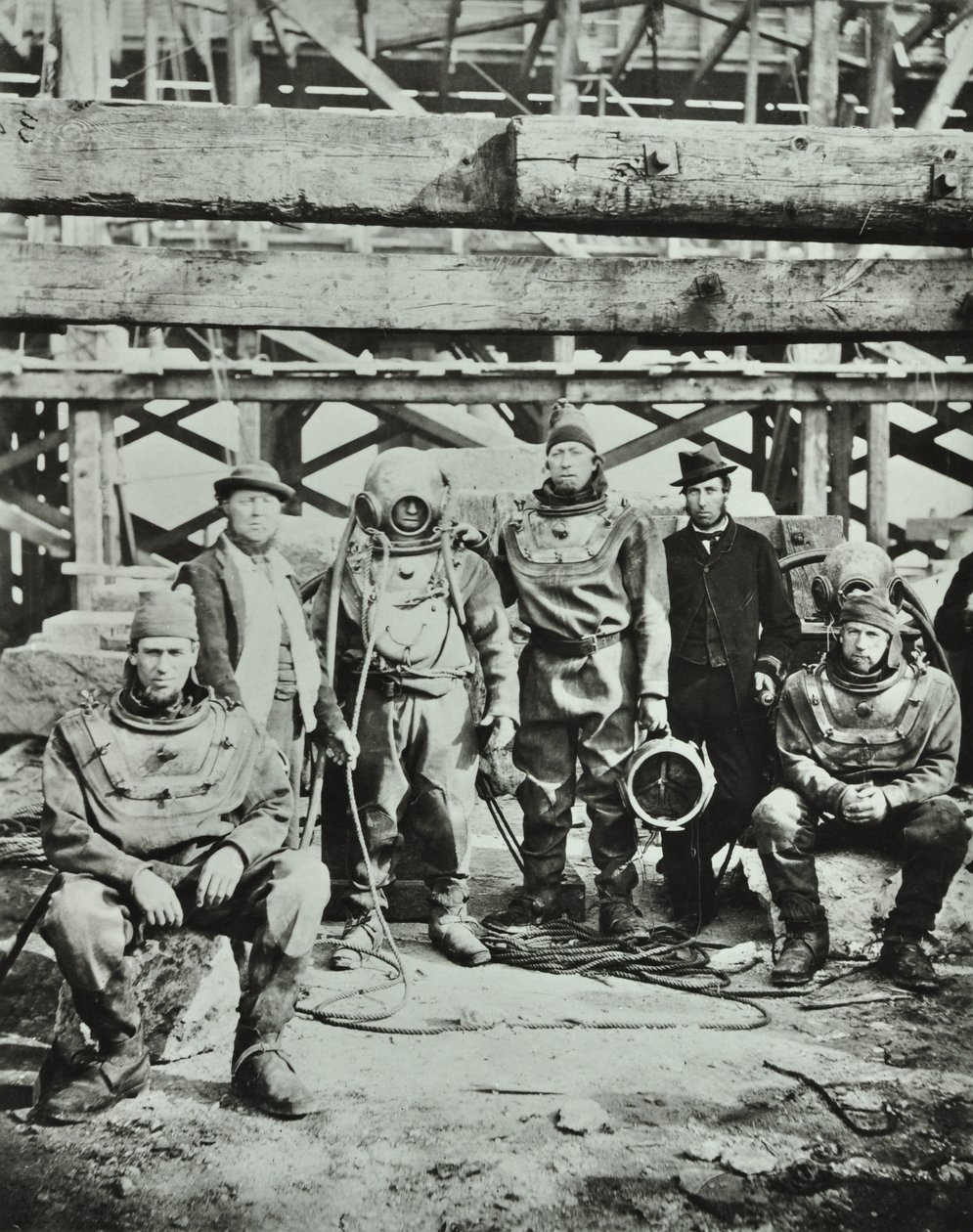 Blackfriars Köprüsü: inşaat işçileri ekipmanla poz veriyor, 1869 by English Photographer
