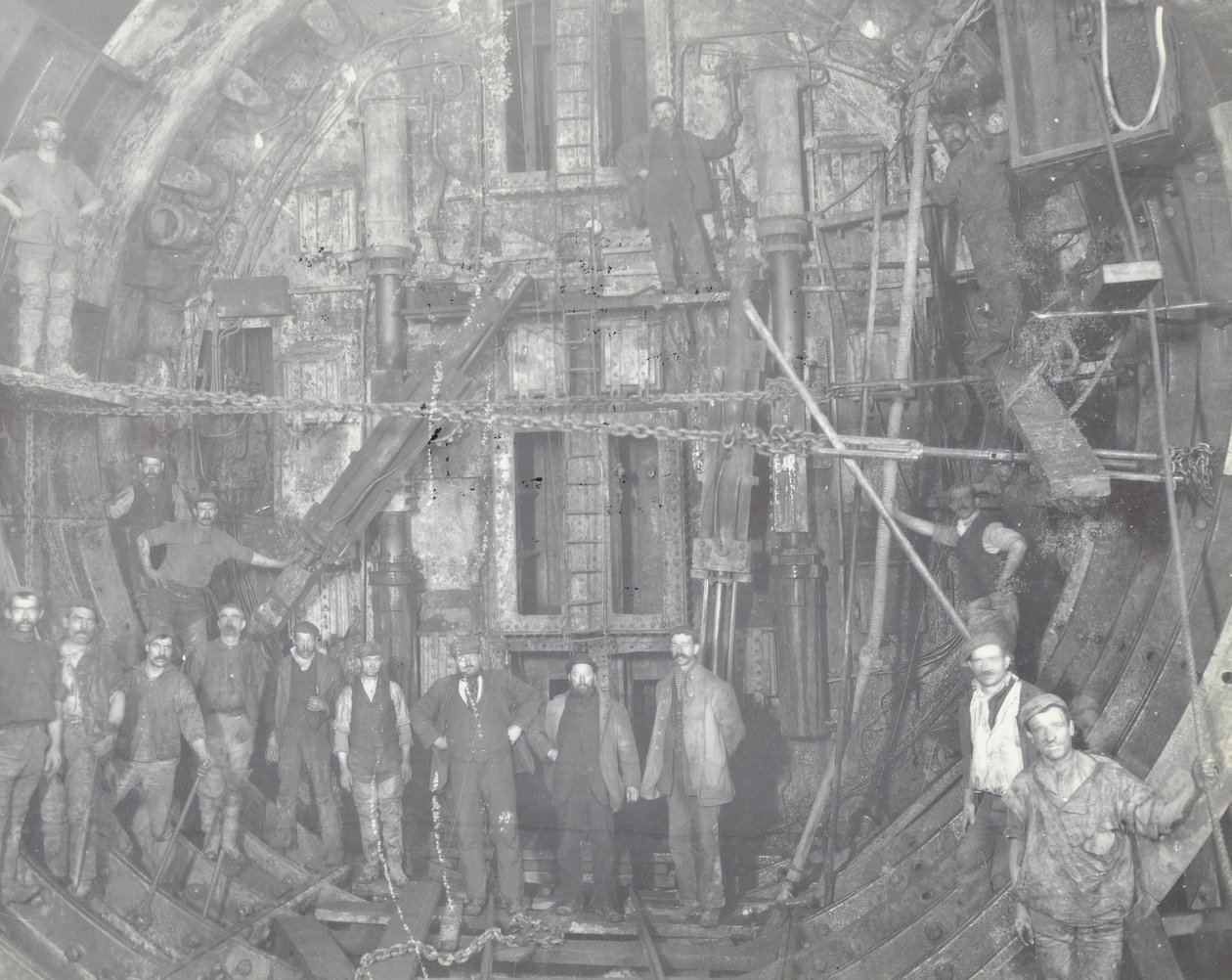 Blackwall Tüneli: bir grup işçi hava kilidinde duruyor, 1894 by English Photographer