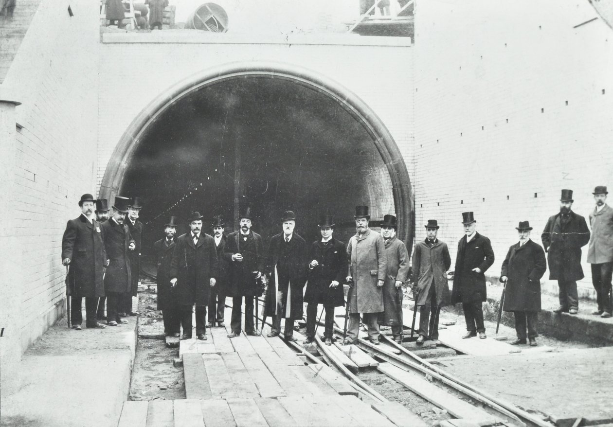 Blackwall Tüneli: Su altı kısmının devlet adamları tarafından incelenmesi, 1895 by English Photographer