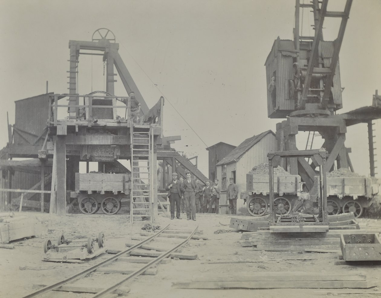 Blackwall tüneli: tünel inşaatı sırasında şaft ve işçiler, 1893 by English Photographer