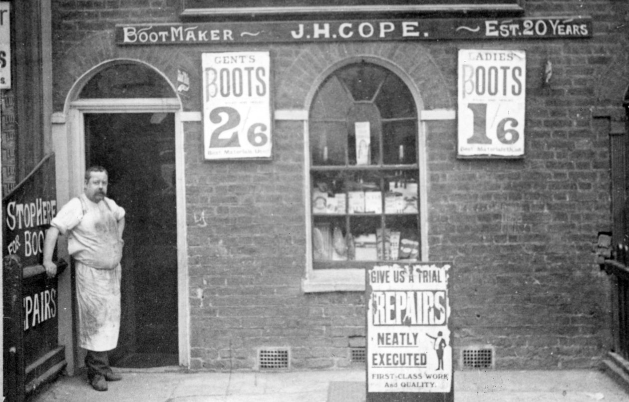 Bootmaker J. H. Cope, 19. yüzyılın sonları by English Photographer